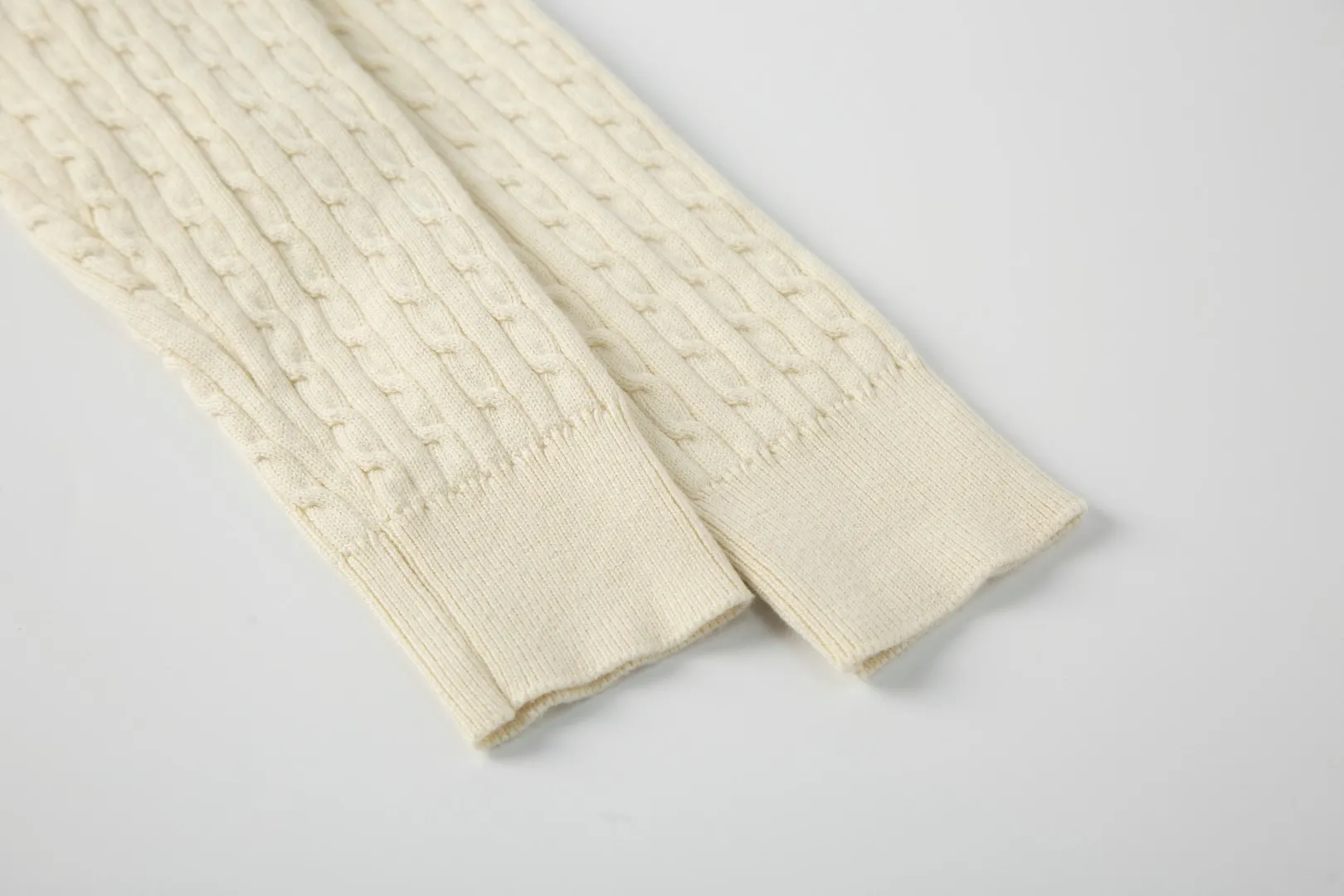 P196 White background picture [Evergreen for all seasons] Style number: 25123# Color: black/navy blue/almond/white Size: S-XL - Ralph Lauren/Ralph Lauren 2025FW Zhao Lusi's same solid color logo knitted versatile fine twist knitted buttoned long-sleeved cardigan - RL's classic fine twist cardigan 21S quality cotton yarn A cardigan that can be worn in all seasons Can be matched inside or outside Simple and clean basic color matching The upper body is clean and flawless. The comfort brought by imported cotton yarn is soft. An item that cannot be rejected.